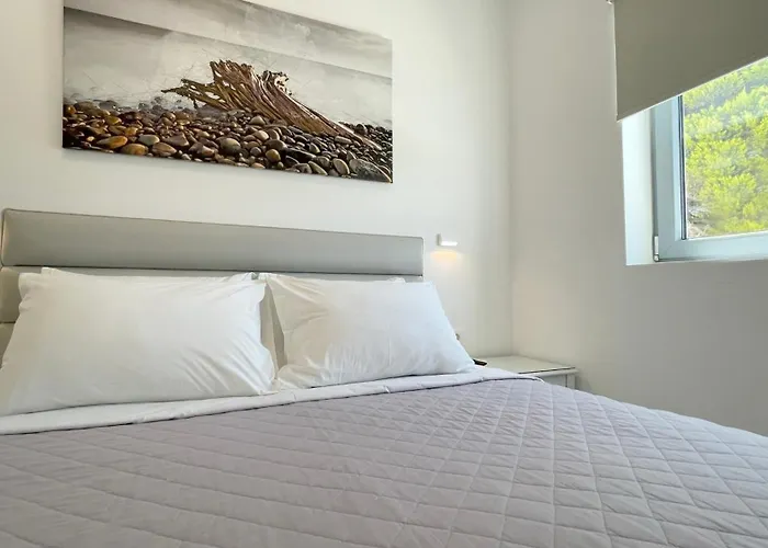 Dl Santorini Monolithos